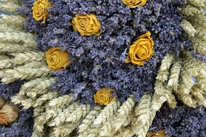 Dried yellow roses and lavender - Lourmarin