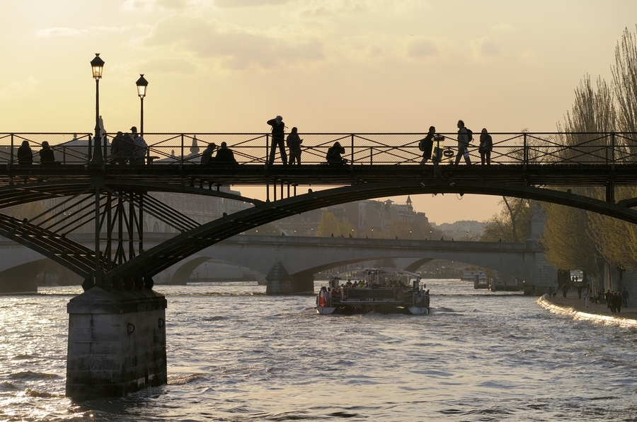 People taking in the view from Pont des Arts. Paris  Imprimer
