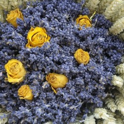 Dried roses and lavender flowers at market - Lourmarin